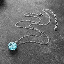 Charger l&#39;image dans la galerie, Collier Chic avec Pendentif Boule de Verre Ciel et Nuage
